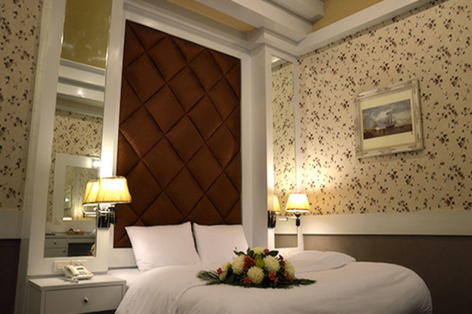 Raya Grand Hotel Nakhonratchasima Exterior foto