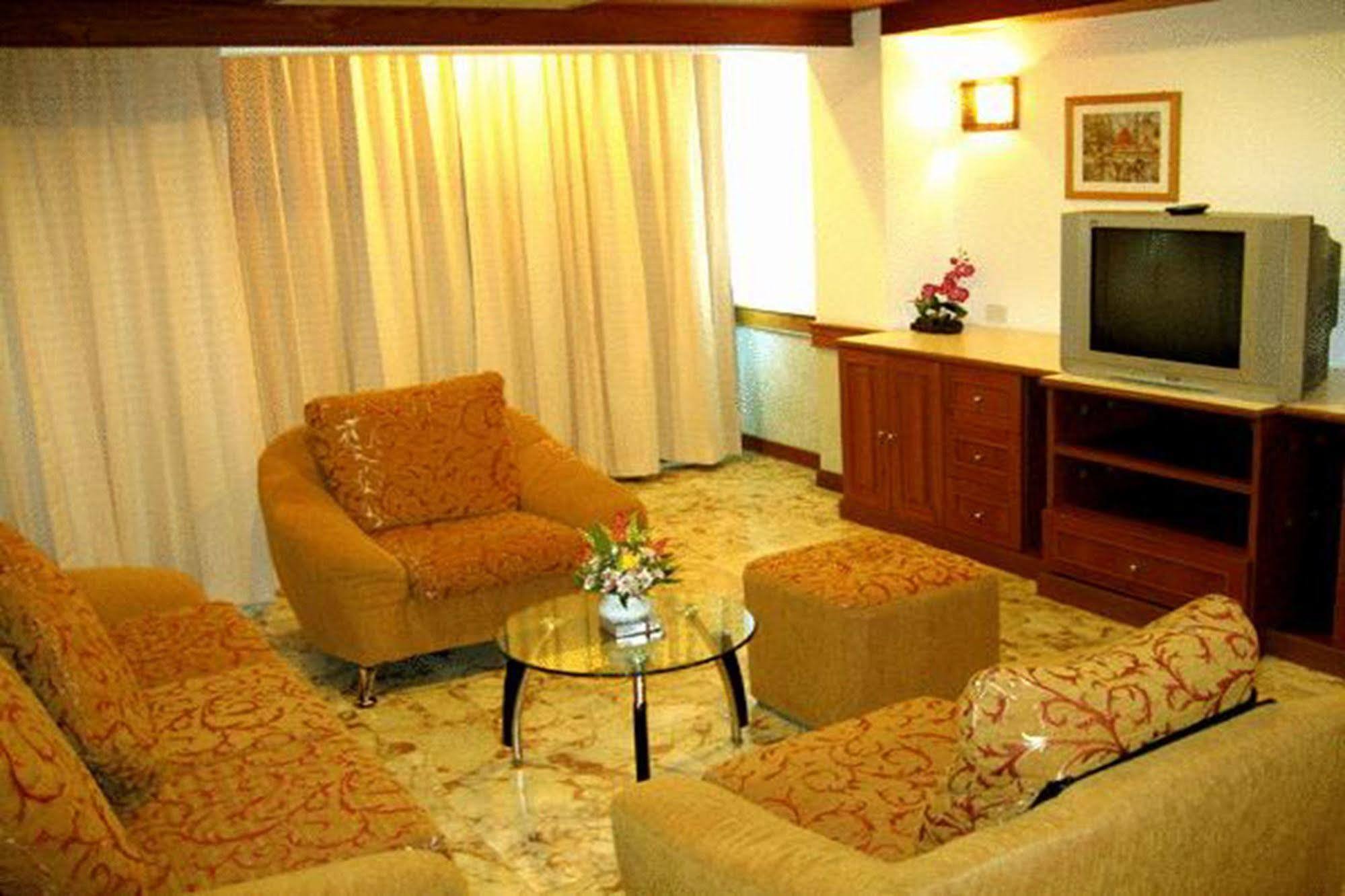 Raya Grand Hotel Nakhonratchasima Exterior foto